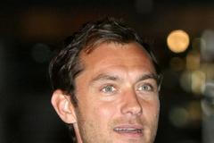 Jude Law po příjezdu do Karlových Varů