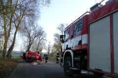 Po nárazu do stromu skončilo auto na střeše