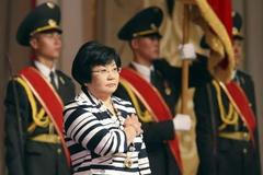 Roza Otunbajevová skládá prezidentský slib