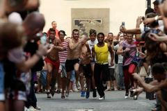 Mužský běh na vysokých podpatcích