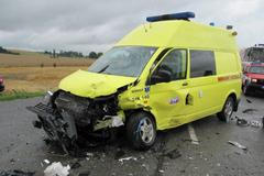 Sanitka se srazila s autem