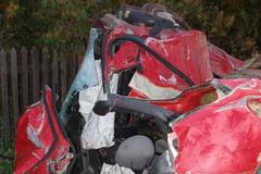 Nehoda osobního vozu a kamionu u Hradce Králové