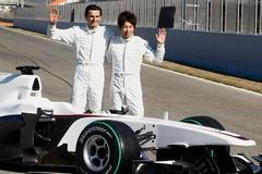 Pedro Martinez de la Rosa a Kamui Kobajaši ukazují nový monopost Sauberu