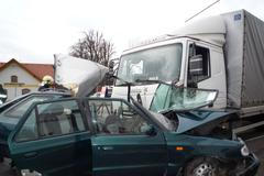 V Sedmihorkách se srazilo auto s náklaďákem