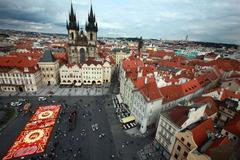 Koberec z begónií na Staroměstském náměstí