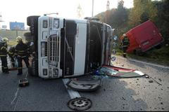 Jižní spojka je neprůjezdná. Vysypal se tam kamion