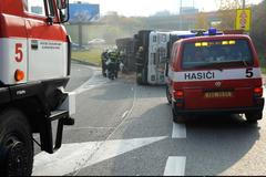Jižní spojka je neprůjezdná. Vysypal se tam kamion