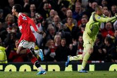 Nani a Heurelho Gomes