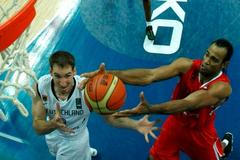 Carlos Morais z Angoly skóruje přes Christophera McNaughtona z Německa