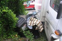 Dodávka sešrotovala kočárek s dítětem