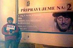 Baptisti před kladenským divadlem