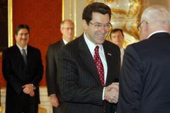 Norman Eisen předal pověřovací listiny