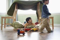 Děti si hrají s vláčkem