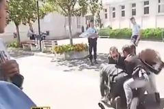 Policie pacifikuje muže, jenž chtěl napadnout Sarkozyho