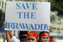 Protosty Barmánců v Malajsii proti přehradě na řece Iravádí