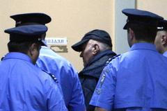 Ratko Mladič a jeho eskorta v budově bělehradského soudu