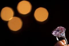 Růžový diamant, který byl vydražen za rekordní sumu