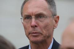 Dienstbier a Švejnar ve při o prezidentskou kandidaturu