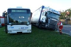 Srážka kamionu s autobusem na Znojemsku