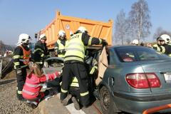 Vyprošťování řidiče po nárazu do stojícího kamionu v Bílém Kostele