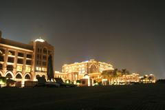 V Abú Dhabí se staví (ve dne) v noci