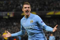 Edin Džeko z Manchesteru City slaví vstřelený gól