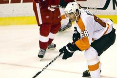 Český hokejista Jaromír Jágr z Philadelphia Flyers jede s pukem v utkání NHL s Detroitem Red Wings.