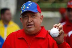 Žiju, ukázal Chávez a předvedl baseballové nadhozy