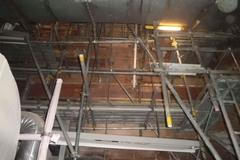 Čerstvě instalované podpěry v jaderné elektrárně Fukušima