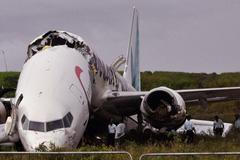 Boeing se po přistání rozlomil, lidé zázračně přežili