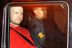 A. B. Breivik jede od soudu - 25. 7.