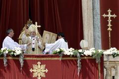 Benedikt XVI. sloužil zaplněnému Svatopetrskému náměstí v Římě poutníků z celého světa