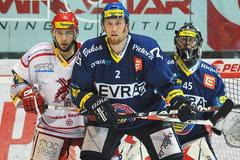 Obránce Malík v dresu Vítkovic