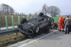 Nehoda tří aut a dodávky na D11