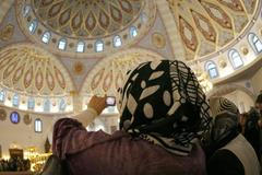 Návštevkyně nové mešity v Duisburgu, největší v Německu, si fotí její interiér