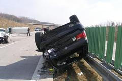 Nehoda tří aut a dodávky na D11