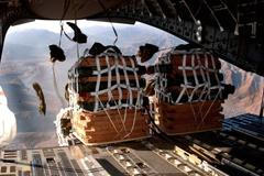 Afghánistán - shazování zásob jednotkám v terénu