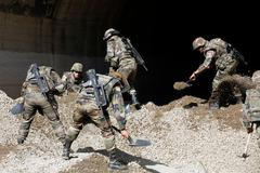 Francouzští vojáci odklízejí na severu Kosova zábrany, které tam nastražili etničtí Srbové