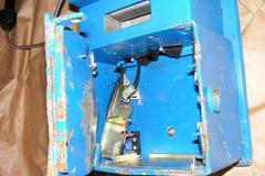 Telefonní automat na jihu Moravy s vytrženou pokladnou.