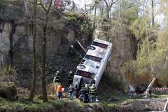Autobus spadl ze skály