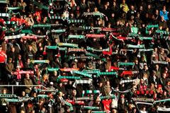 Pohřeb německého brankáře Roberta Enkeho proběhl na zaplněném stadionu Hannoveru za přítomnosti 40 tisíc lidí.