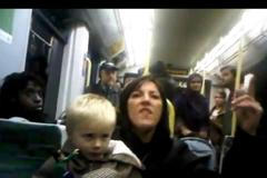 Žena v tramvaji urážela menšiny, usvědčil jí YouTube