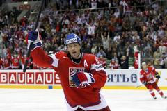 Český hokejista Jaromír Jágr se raduje z druhého gólu v utkání s USA na MS 2011.