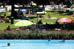 Fotky zpocené Evropy: Horko udeřilo na Paříž i Tyroly