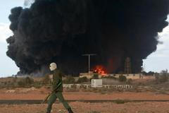 Kaddáfího letadla bombardují ropné terminály Rás Lanúf a Brega