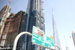 V Abú Dhabí se staví (ve dne) v noci