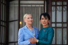 Hillary Clintonová se sešla s barmskou disidentkou Do Aun Schan Su Ťij