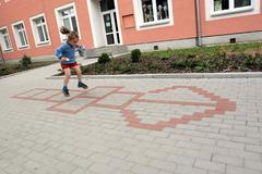 Panák na chodníku před školou