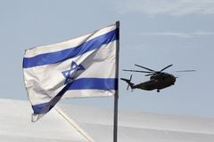 Izraelská helikoptéra dosedá na vojenské letiště Tel Nof