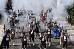 Střelci v tradičních bavorských krojích střílejí u příležitosti Oktoberfestu